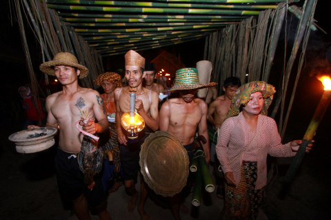 Masyarakat adat Dayak Deah membawa hasil panen saat Mesiwah Pare Gumboh di Desa Liyu, Kabupaten Balangan, Kalimantan Selatan. Foto: BAYU PRATAMA S/kumparan