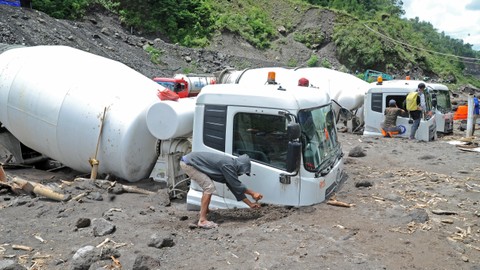 Truk Terjebak Banjir di Kali Gendol Akibat Hujan di Puncak Merapi (1)