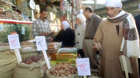 Ilustrasi warga Mesir berbelanja manisan jelang idul fitri. Foto: AFP/MOHAMAD AL SEHETY
