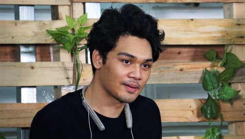 Mikha Angelo personil The Overtunes saat diwawancara di kumparan. Foto: Abil Achmad Akbar/kumparan