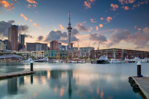 Sunrise di sekitar Sky Tower, Auckland Foto: dok. shutterstock