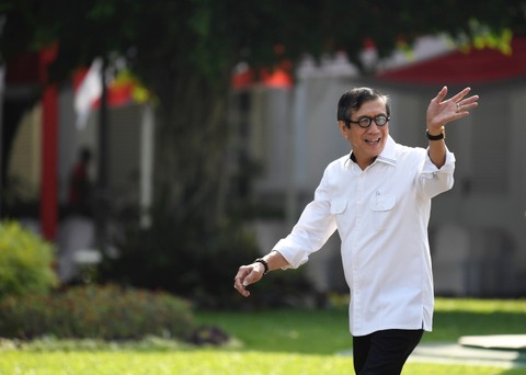 Yasonna Laoly melambaikan tangan saat tiba Kompleks Istana Kepresidenan, Jakarta.  Foto: ANTARA FOTO/Puspa Perwitasari/