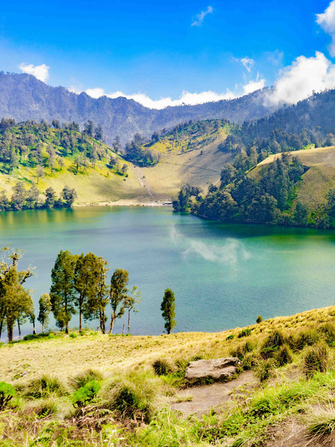 Ilustrasi Ranu Kumbolo di pendakian Gunung Semeru. Foto: Shutter Stock