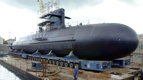 Kapal selam diesel kelas Scorpene Chili "O'Higgins" di galangan kapal di Cherbourg, Prancis. Foto: MYCHELE DANIAU/AFP