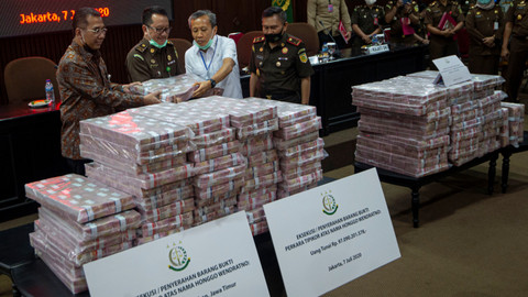 Kapuspenkum Kejagung, Hari Setiyono dan Jaksa Agung Muda Pidana Khusus, Ali Mukartono menunjukkan barang bukti uang sitaan di kantor Kejagung, Jakarta.  Foto: Aditya Pradana Putra/ANTARA FOTO