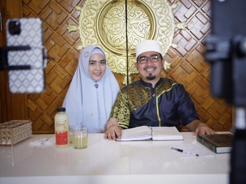 Sempat Divonis Sulit Hamil April Jasmine Pernah Minta Ustaz Solmed Menikah Lagi Kumparan Com