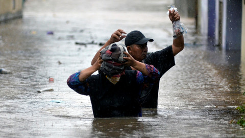 Warga melintasi banjir di Kelurahan Kalibalau Kencana, Kedamaian, Bandar Lampung, Lampung, Rabu (5/8). Foto: Ardiansyah/ANTARA FOTO
