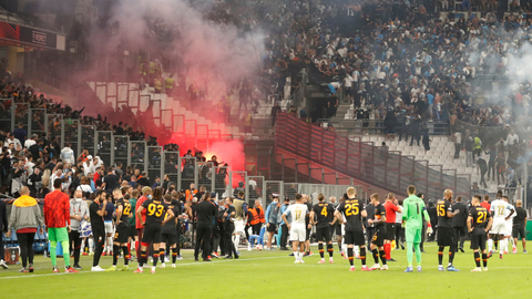 Laga Marseille vs Galatasaray Sempat Berhenti karena Keributan Antarsuporter (1)