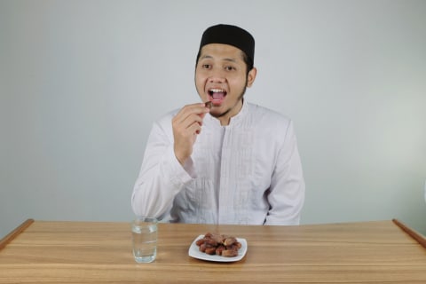 Ilustrasi berbuka dengan air putih dan kurma Foto: dok.shutterstock