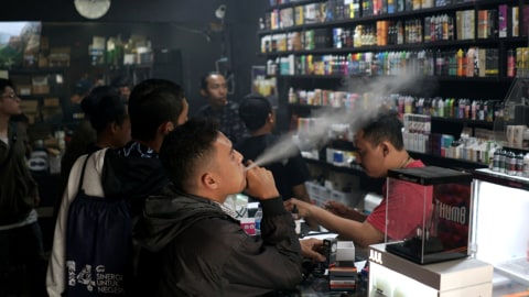 Sejumlah pengunjung di salah satu toko vape di kawasan Cikini, Jakarta Pusat. Foto: Iqbal Firdaus/kumparan