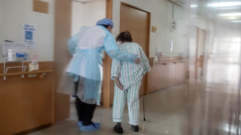 Ilustrasi perawatan pasien COVID-19 di Rumah Sakit Umum Sakura, Jepang.  Foto: Carl Court/Getty Images