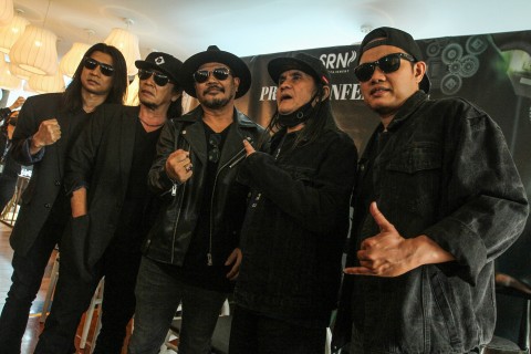 Grup band Jamrud memberikan keterangan pers saat prescon jelas konser Jamrud 25 tahun perspective di Hotel Aston, Jakarta, Selasa (23/11/2021). Foto: Asprilla Dwi Adha/ANTARA FOTO