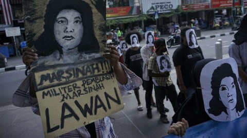 Aksi topeng Marsinah. Foto: ANTARA FOTO/Hendra Nurdiyansyah