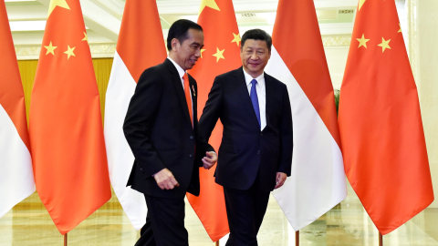 Presiden Jokowi bersama Presiden Xi Jinping. Foto: Reuters/Kenzaburo Fukuhara