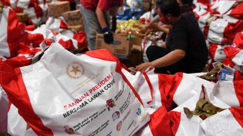Bantuan paket sembako (bansos) dari Presiden Joko Widodo. Foto: ANTARA FOTO/M Risyal Hidayat