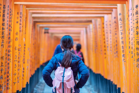 Ilustrasi wanita solo traveling. Foto: Shutterstock