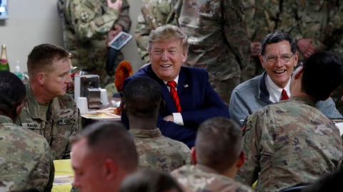 Presiden AS Donald Trump makan malam dengan pasukan AS di acara makan malam Thanksgiving selama kunjungan di Pangkalan Udara Bagram di Afghanistan. Foto: REUTERS/Tom Brenner