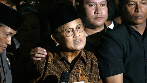 Bj Habibie Dan Cerita Lengsernya Soeharto Kumparan Com
