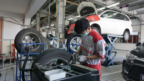 Bengkel Auto2000 Meningkat Jelang Lebaran Foto: Aditia Noviansyah/kumparan