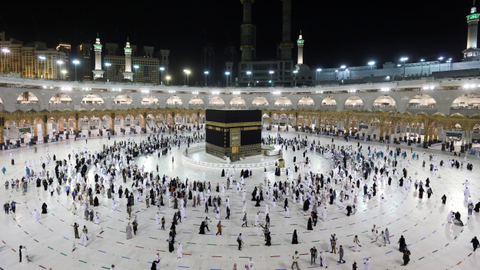 Jemaah menjaga jarak sosial dan mengenakan masker, saat melakukan Tawaf di Masjidil Haram, Mekkah, Arab Saudi, Selasa (20/7). Foto: Ahmed Yosri/REUTERS