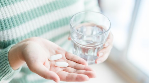 Ilustrasi ibu menyusui minum obat. Foto: MIA Studio/Shutterstock