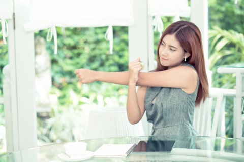 Ilustrasi Perempuan Olahraga Kantor Foto: Shutterstock/Narith Thongphasuk
