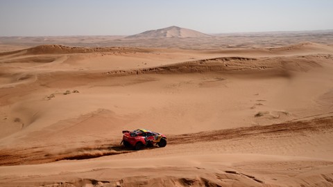 Pembalap Red Bull Prancis Sebastien Loeb dan co-driver Belgia Fabian Lurquin bersaing selama Tahap 4 Dakar 2022 antara al-Qaysumah dan Riyadh di Arab Saudi, Rabu (5/1/2022). Foto: Franck Fife/AFP