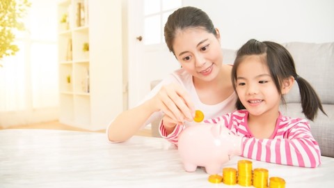 Ilustrasi mengajarkan anak menabung uang. Foto: Shutterstock