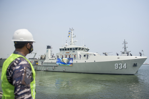 Prajurit TNI AL awak KRI Spica-934 melakukan peran muka belakang saat akan melakukan Ekspedisi Jala Citra 1 Aurora 2021 di Dermaga Pondok Dayung, Koarmada 1, Tanjung Priok, Jakarta Utara, Selasa (3/8/2021). Foto: M Risyal Hidayat/ANTARA FOTO