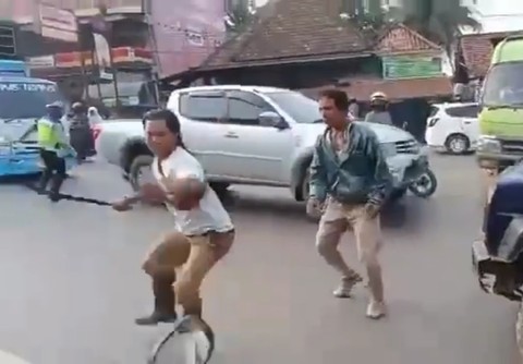 Marah Anaknya Ditilang, Pria di Banyuasin Kejar Polantas Pakai Celurit (1)