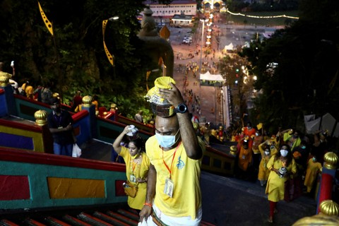 Umat Hindu menaiki 272 anak tangga menuju Sri Subramaniar Swamy Temple selama perayaan Thaipusam di Batu Caves, Malaysia. Foto: Hasnoor Hussain/REUTERS