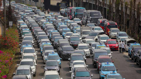 Sejumlah kendaraan terjebak macet di Tol Bandara Soekarno Hatta, Tangerang, Banten, Selasa (10/11). Foto: Fauzan/ANTARA FOTO
