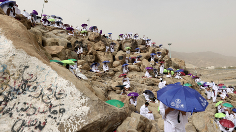 Jemaah haji saat menjalani wukuf di padang Arafah, di luar kota suci Makkah, Arab Saudi, Senin (19/7/2023). Foto: Ahmed Yosri/REUTERS
