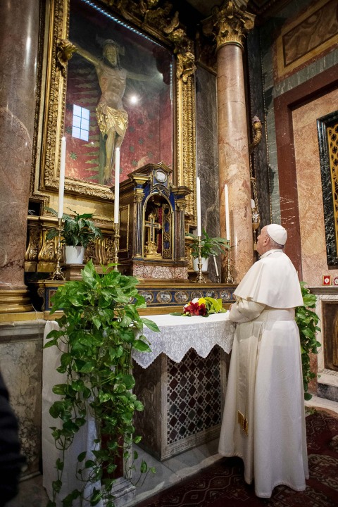 Paus Fransiskus berdoa di Gereja Santa Maria Maggiore, Roma, Italia. Foto: REUTERS/Vatican Media