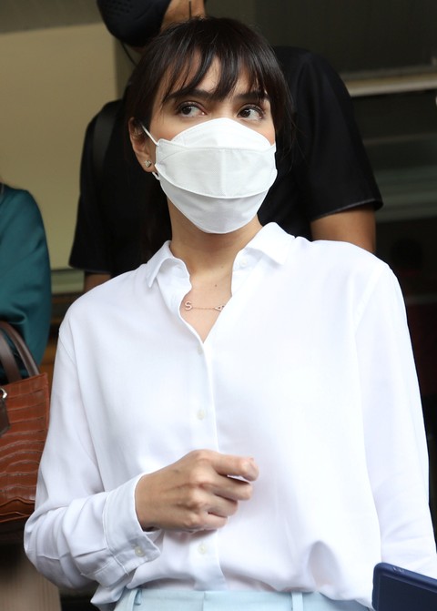 Artis Shandy Aulia saat ditemui wartawan usai menjalani pemeriksaan terkait judi online di Polda Metro Jaya, Jakarta, Kamis, (4/11).   Foto: Agus Apriyanto