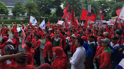 Asosiasi Pekerja Supermarket (Aspek) dan Serikat Pekerja Hero Supermarket Berdemonstrasi Akibat PHK Sepihak di Depan Kantor Hero, Bintaro, Tangerang Selatan, Jumat (10/1). Foto: Darin Atiandina/kumparan