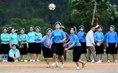 Foto: Melihat Petani Perempuan Vietnam Bermain Sepak Bola