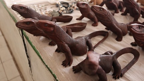 Souvenir berupa patung komodo di Pulau Komodo Foto: Helinsa Rasputri/kumparan
