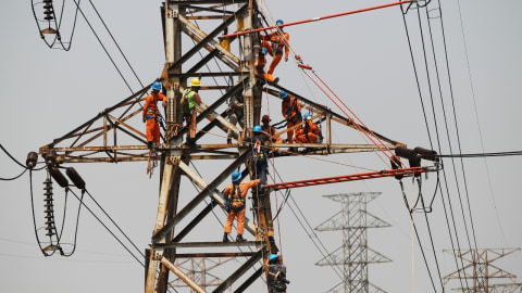 Ilustrasi perbaikan listrik di menara SUTET. Foto: Dok. PLN