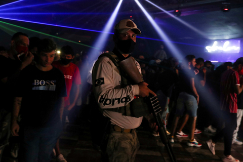 Foto: Polisi di Brasil Bubarkan Hiburan Malam yang Melanggar Protokol Kesehatan (1)