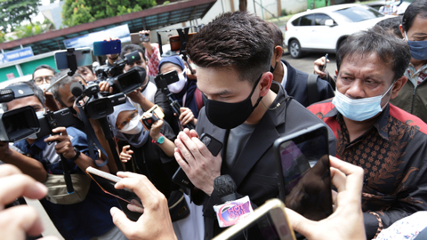 Jonathan Frizzy saat mendatangi Pengadilan Agama Jakarta Selatan, Jakarta, Kamis, (23/9). Foto: Ronny