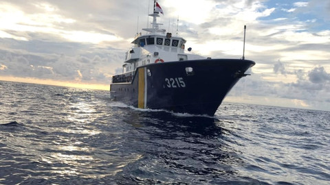 Kapal Pengawas Perikanan (KP) Hiu 15 milik PSDKP KKP tertibkan rumpon ilegal milik nelayan Filipina. Foto: Dok. PSDKP KKP