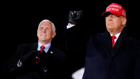 Presiden AS Donald Trump dan Wakil Presiden Mike Pence saat kampanye di Bandara Cherry Capital di Traverse City, Michigan, AS, Senin (2/11). Foto: Carlos Barria/REUTERS