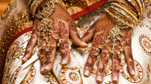 Mengenal Tradisi Lukis Tangan Henna Dalam Acara Pernikahan Kumparan Com