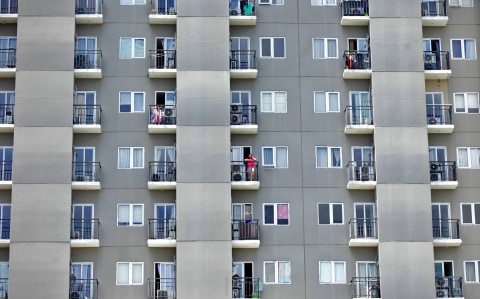 Suasana kompleks hunian vertikal atau apartemen di kawasan Kembangan, Jakarta. Foto: Reno Esnir/ANTARA FOTO