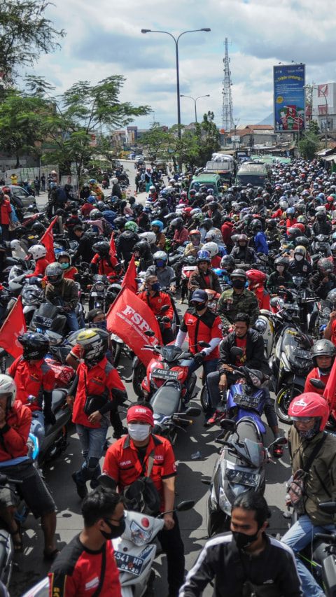Foto Aksi Demo Buruh Usai Uu Cipta Kerja Disahkan Kumparan Com