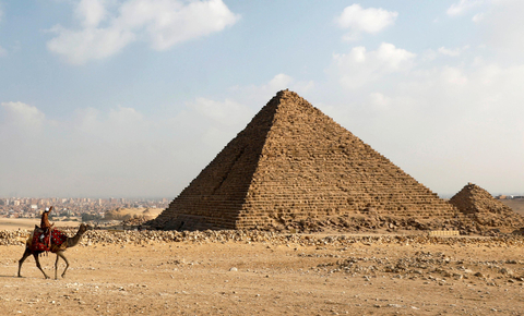 Suasana saat wisatawan mengunjungi Piramida Agung, dataran tinggi piramida Giza di Giza, Mesir. Foto: Mohamed Abd El Ghany/Reuters