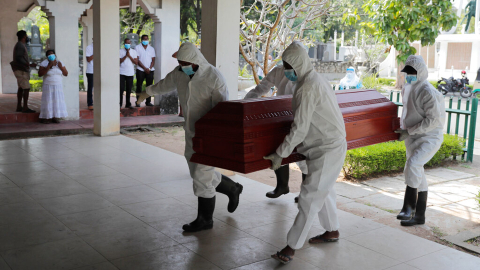 Petugas kesehatan Sri Lanka membawa peti mati yang membawa jenazah korban COVID -19 ke tungku kremasi di Kolombo, Sri Lanka, Rabu, 10 Februari 2021. Foto: AP Photo/Eranga Jayawardena