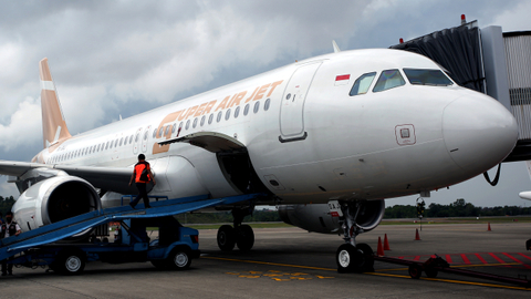 Sejumlah pekerja melakukan bongkar muat maskapai Super Air Jet sebelum terbang di Bandara Hangnadim, Batam, Selasa (17/8/2021). Foto: Muhammad Iqbal/ANTARA FOTO