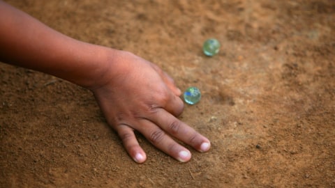 Bermain kelereng. Foto: Shutter Stock